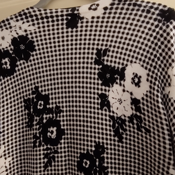 WOMAN'S BLACK AND WHITE FLORAL CARDIGAN - Picture 2 of 4